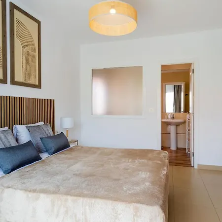 With A Private Swimming Pool カジャオ・サルバヘ